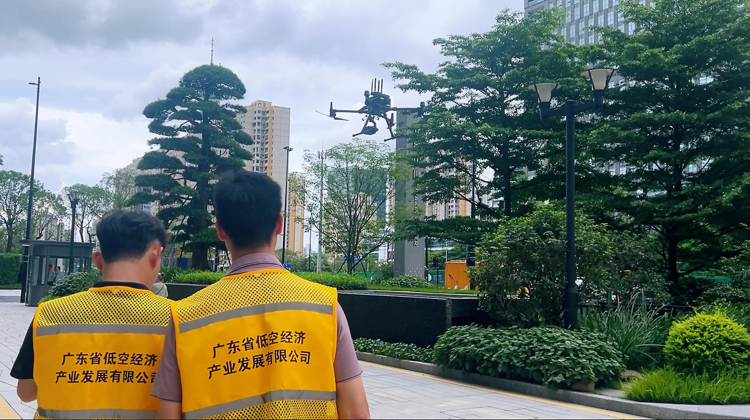 工作人员正在操作无人机作业.jpg