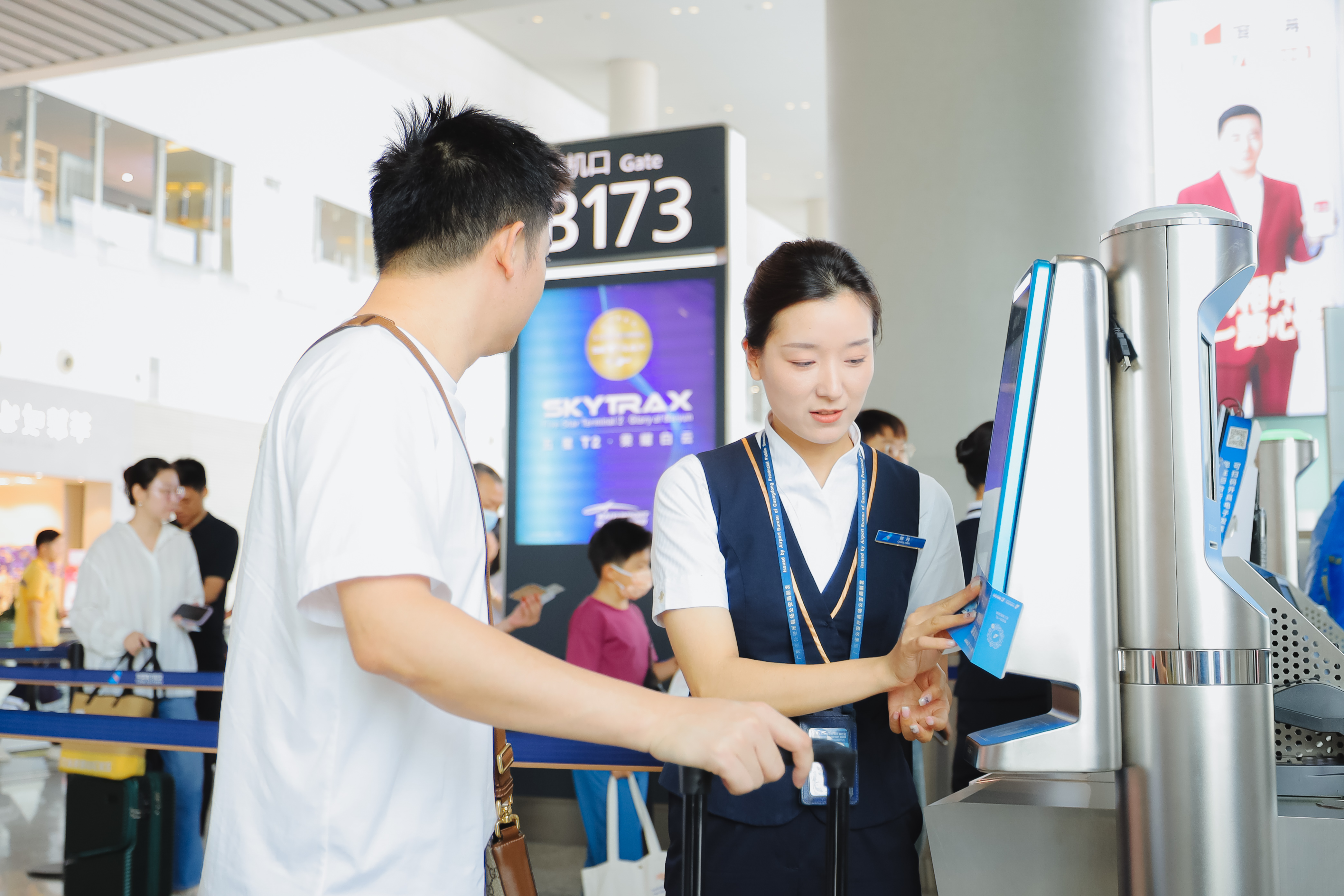 工作人员为旅客提供指引服务.jpg