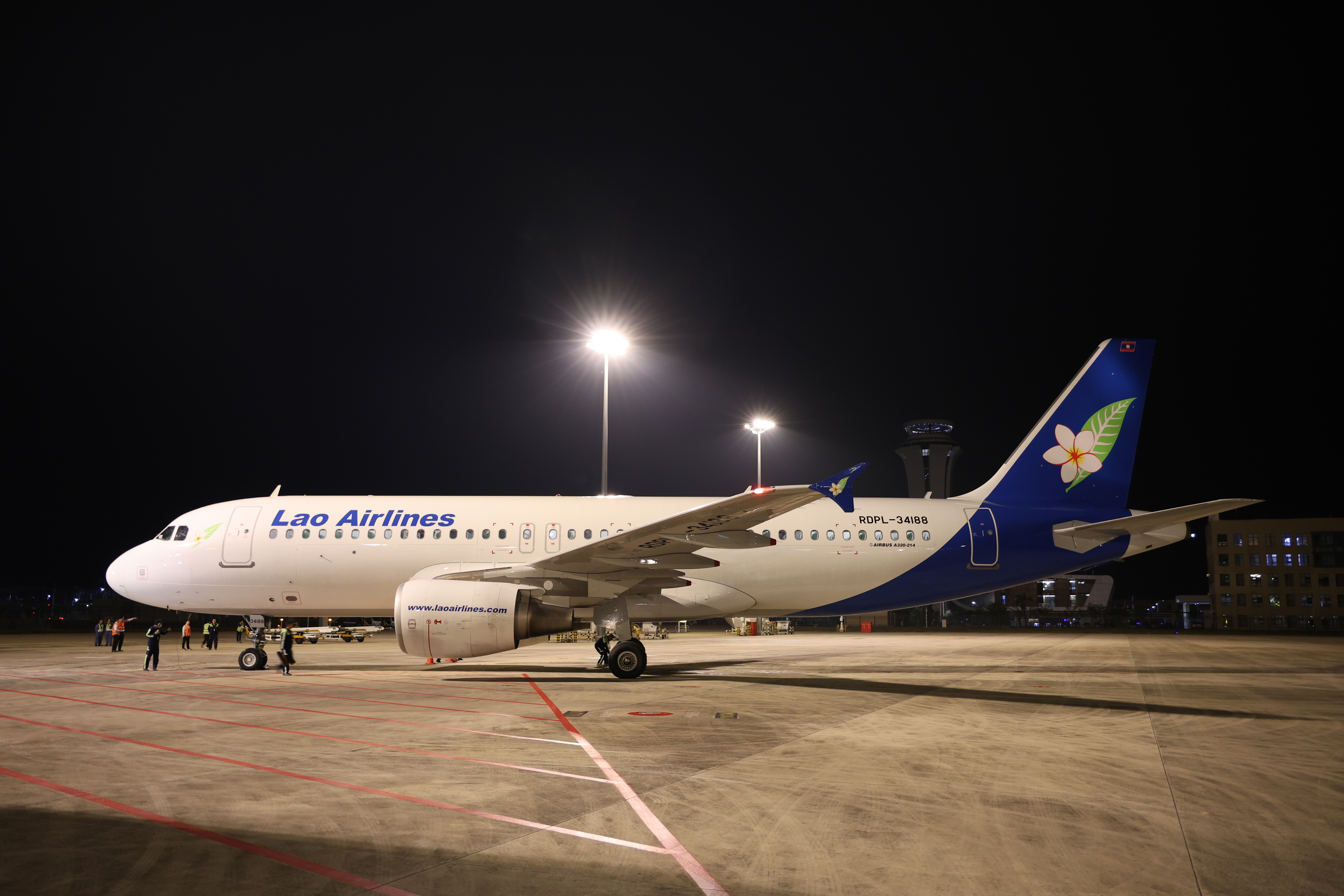 老挝航空QV863航班停靠在湛江吴川机场.jpg