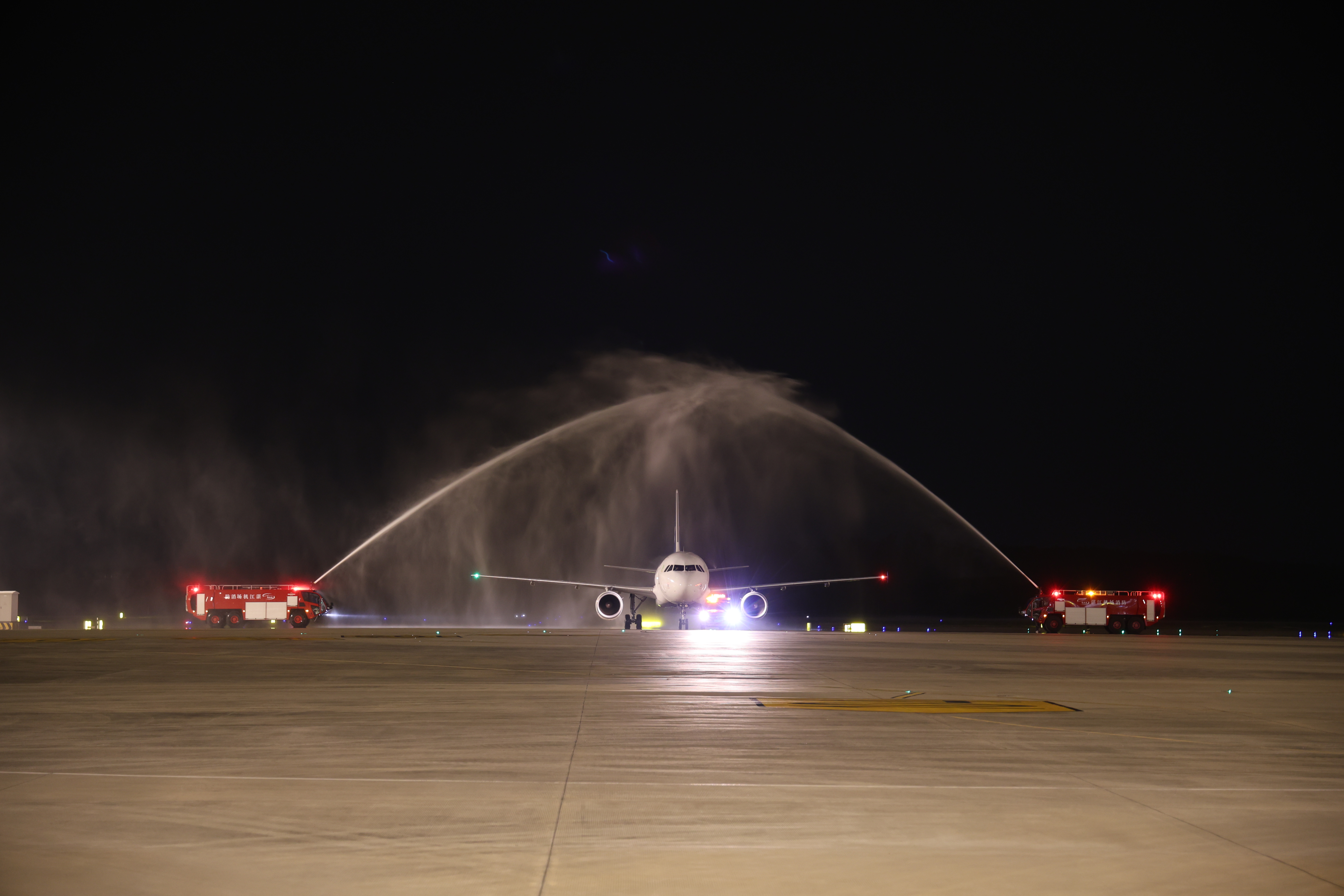 老挝航空QV863航班通过“水门礼”.jpg