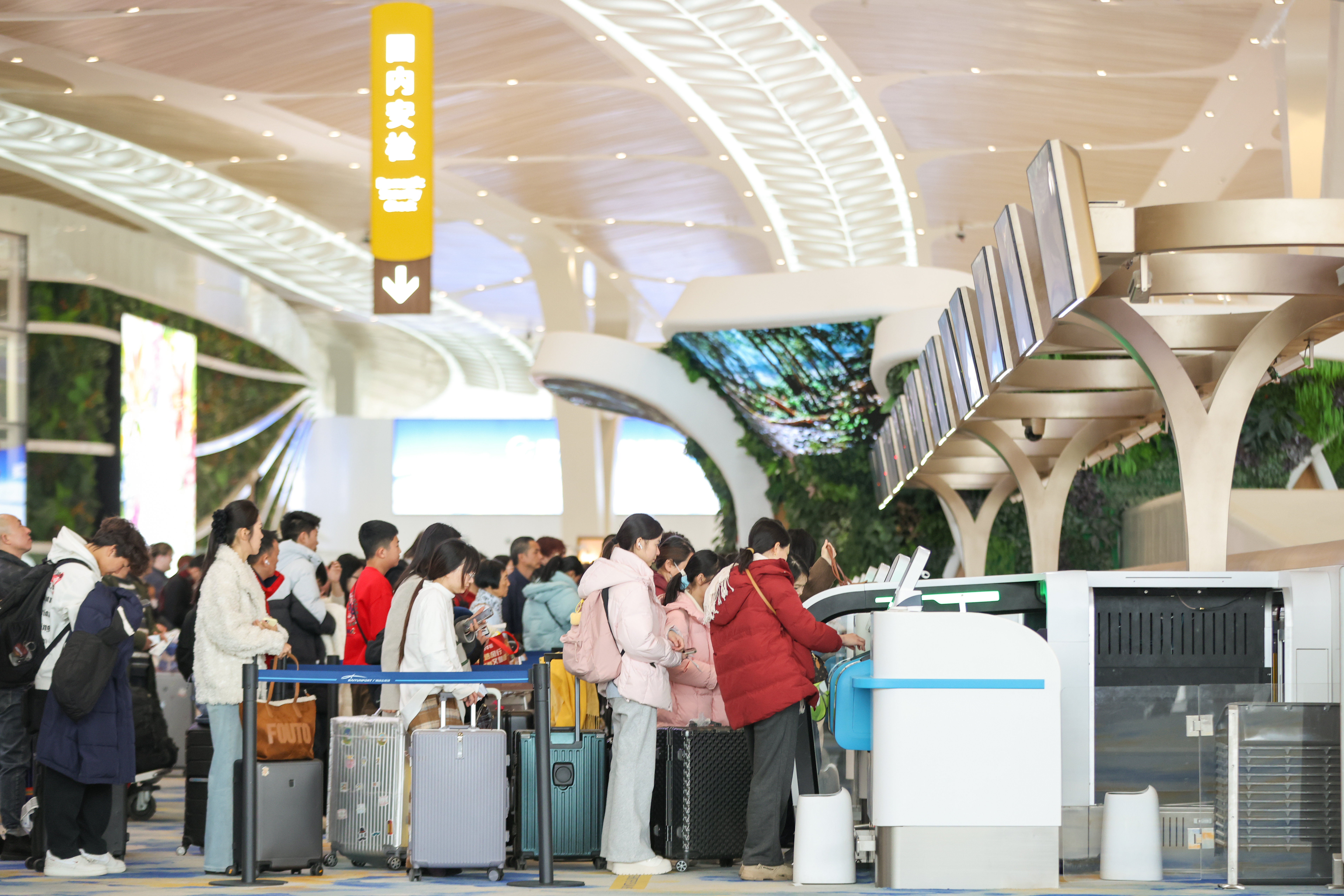 旅客正在T3航站楼自助托运.jpg