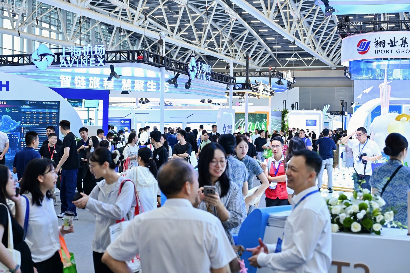 02 2025国际机场博览会汇聚全球顶尖企业,展示大湾区机场群建设成果.jpg